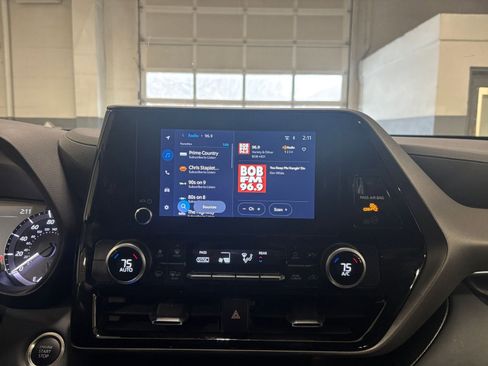 Used 2025 Toyota Highlander LE image 18