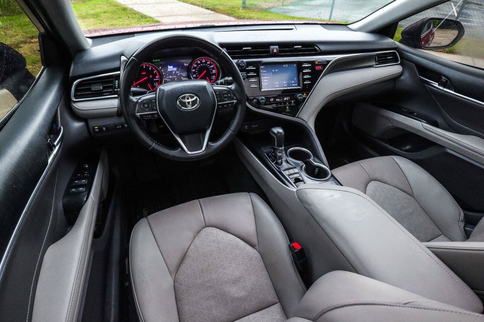 Used 2018 Toyota Camry XSE FWD image 22