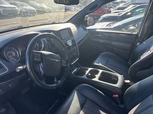 Used 2014 Chrysler Town & Country S image 7