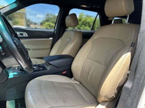 Used 2017 Ford Explorer Limited w/ Equipment Group 301A FWD image 12