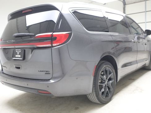 Used 2022 Chrysler Pacifica Limited w/ Uconnect Theater Family Group AWD/4WD image 4