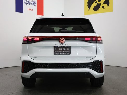 Used 2025 Volkswagen Tiguan SEL R-Line AWD/4WD image 11