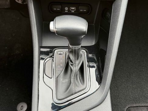 Used 2017 Kia Niro EX FWD image 4