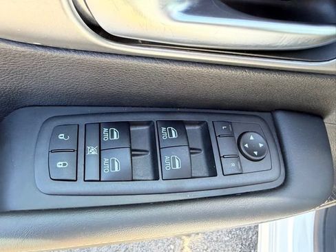 Certified 2025 Chrysler Pacifica Select FWD image 9