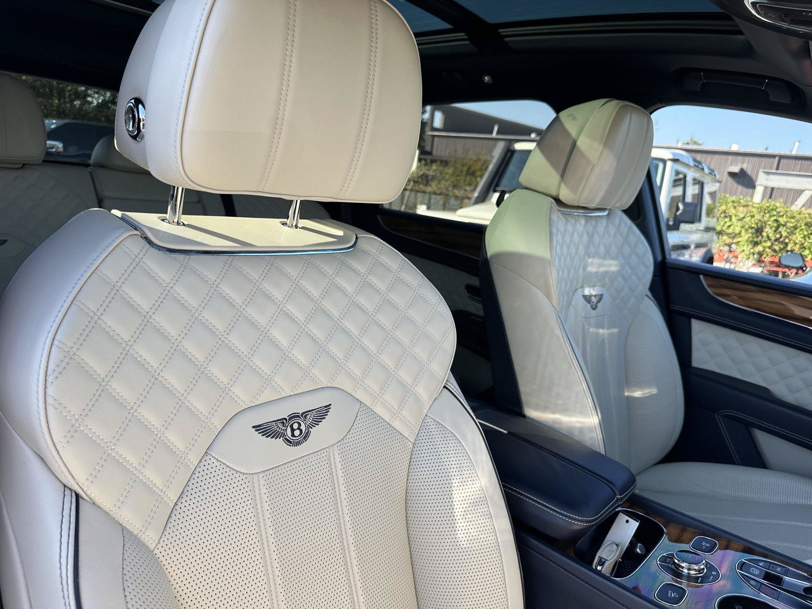 Used 2022 Bentley Bentayga AWD/4WD image 18