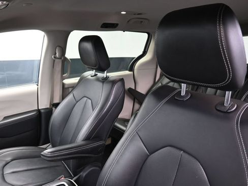 Used 2024 Chrysler Pacifica Touring-L FWD image 14