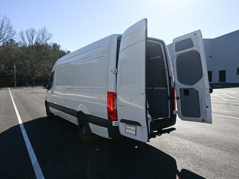 Used 2025 Mercedes-Benz Sprinter 2500 image 30