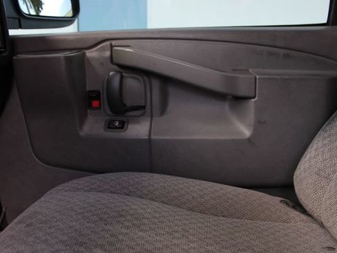 Used 2017 GMC Savana 2500 RWD image 17