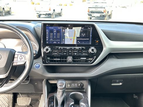 Certified 2022 Toyota Highlander Platinum image 30