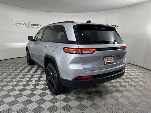 New 2025 Jeep Grand Cherokee Altitude image 9