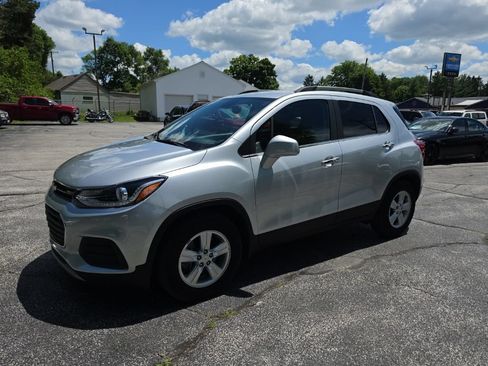 Used 2017 Chevrolet Trax LT w/ LT Convenience Package FWD image 3