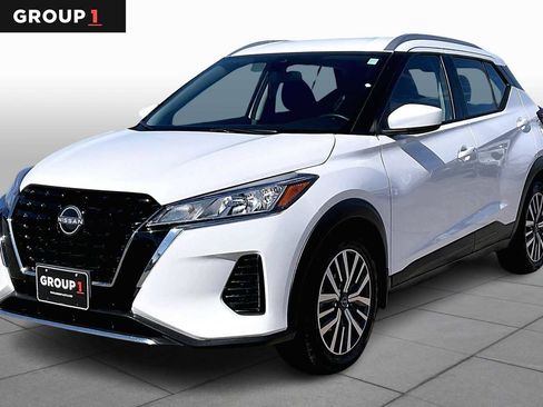 Used 2024 Nissan Kicks SV image 1