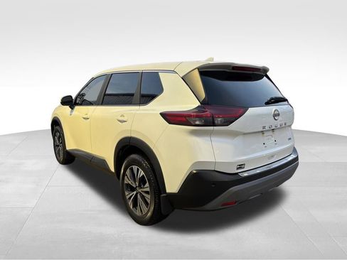 Used 2023 Nissan Rogue SV image 3