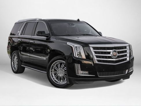 Used 2015 Cadillac Escalade Luxury image 4