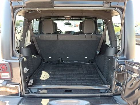 Used 2018 Jeep Wrangler Unlimited Sahara w/ Connectivity Group AWD/4WD image 27