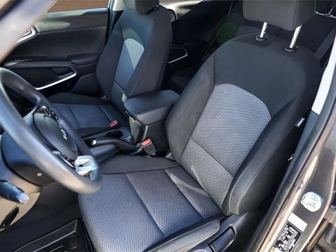 Used 2022 Kia Soul LX image 7