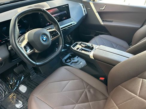 Used 2023 BMW iX xDrive50 w/ Sport Package AWD/4WD image 9