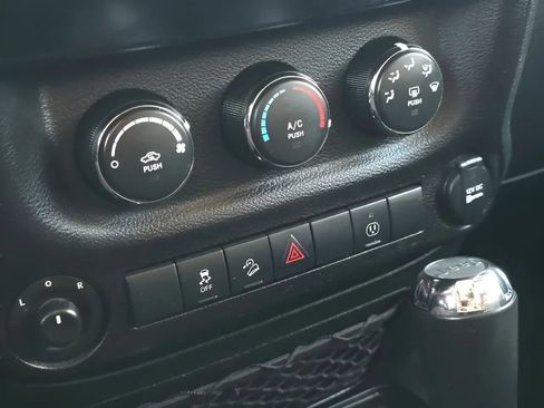 Used 2017 Jeep Wrangler Unlimited Rubicon w/ Connectivity Group image 23