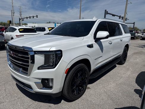 Used 2023 GMC Yukon XL SLT w/ SLT Luxury Package image 4