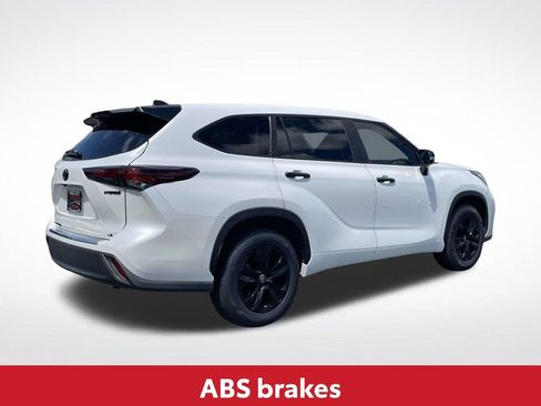 Used 2024 Toyota Highlander LE FWD image 9