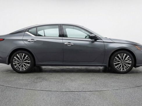 Used 2025 Nissan Altima 2.5 SV image 11