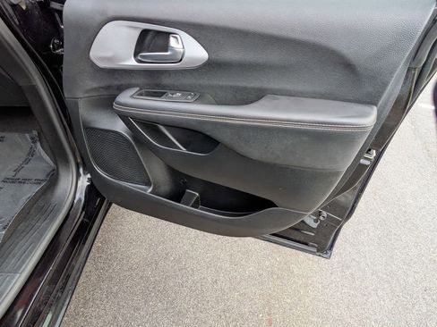 Used 2024 Chrysler Pacifica Touring-L w/ S Appearance Package image 29