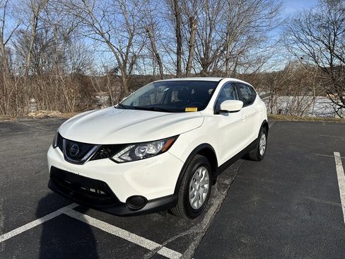 Used 2019 Nissan Rogue Sport S image 1