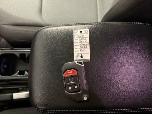 Used 2018 Jeep Wrangler Unlimited Sahara w/ Safety Group AWD/4WD image 21