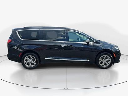 Used 2023 Chrysler Pacifica Limited w/ Uconnect Theater Family Group