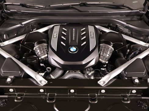 Used 2022 BMW X7 M50i AWD/4WD image 22