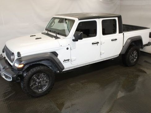 Used 2025 Jeep Gladiator Sport image 2