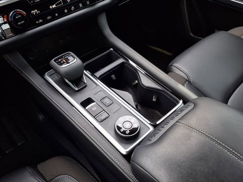 Used 2025 Nissan Pathfinder SL w/ SL Premium Package image 17