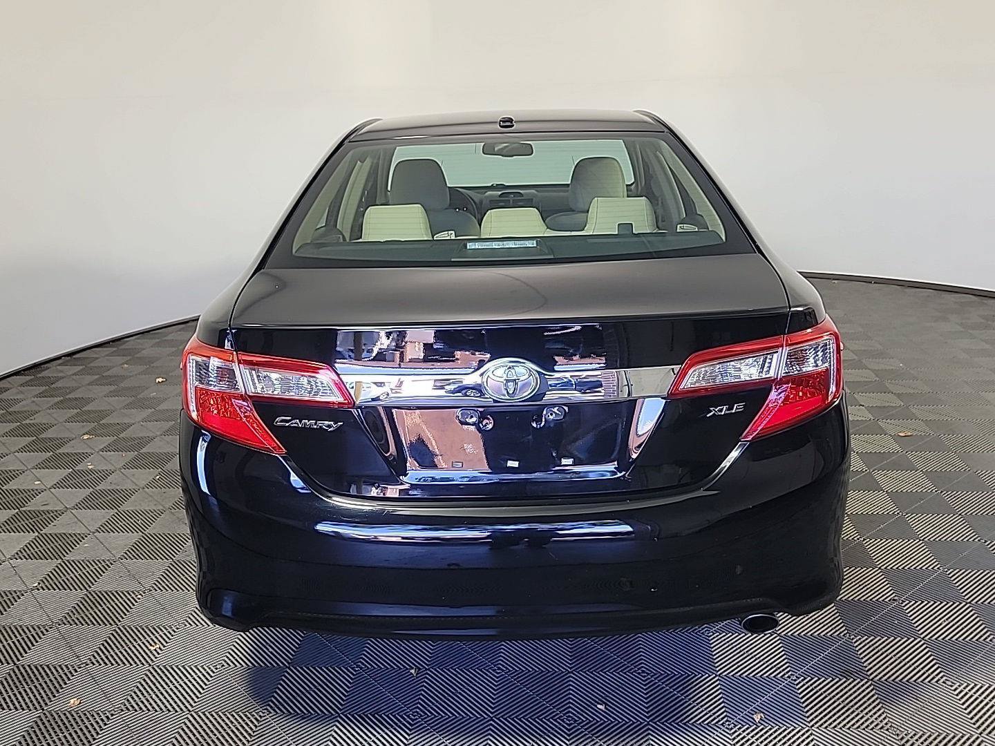 Used 2012 Toyota Camry XLE w/ Leather Pkg FWD image 5