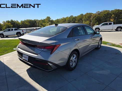 Used 2025 Hyundai Elantra SE FWD image 8