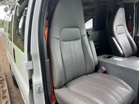 Used 2013 Chevrolet Express 2500 RWD image 16