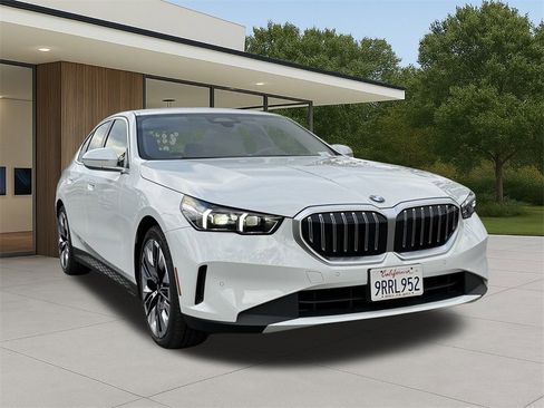 Used 2025 BMW 530i image 4