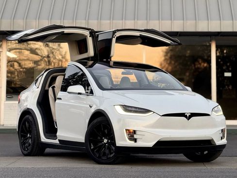Used 2018 Tesla Model X 100D image 2