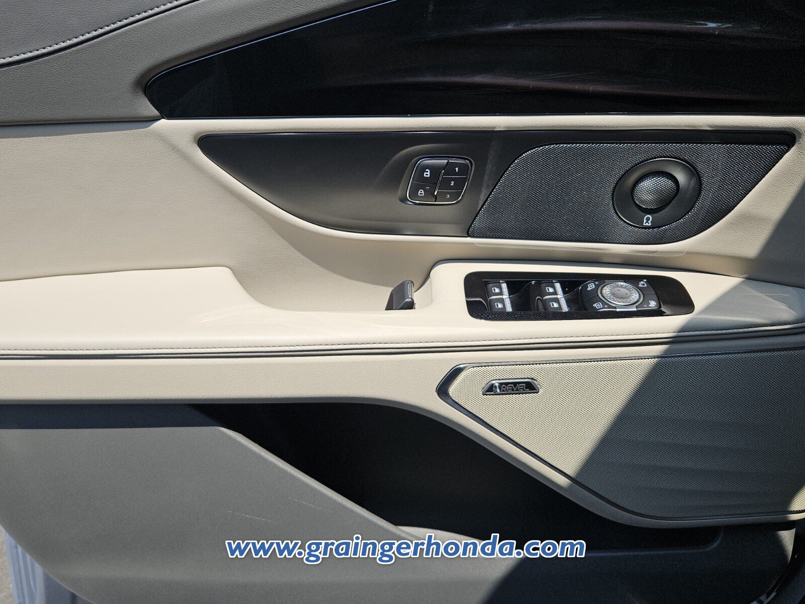 Used 2025 Lincoln Nautilus Reserve AWD/4WD image 22