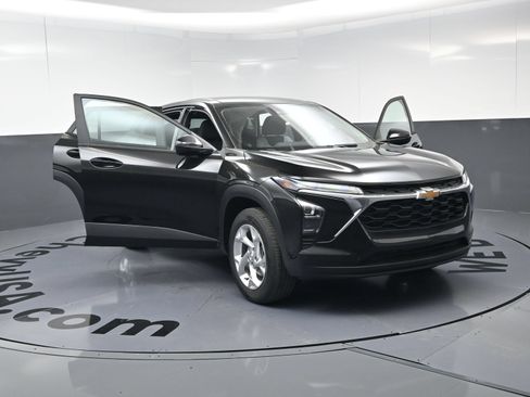 Used 2026 Chevrolet Trax LS w/ LS Convenience Package FWD image 22