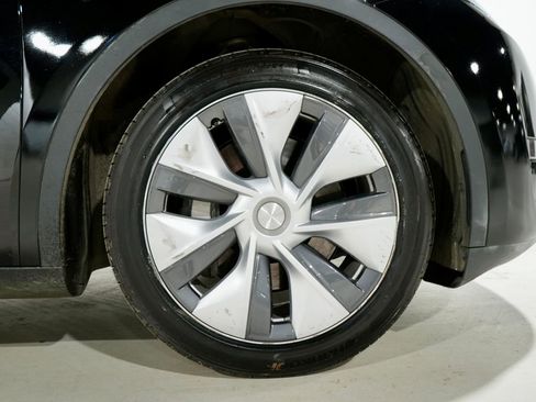 Used 2023 Tesla Model Y Long Range image 32