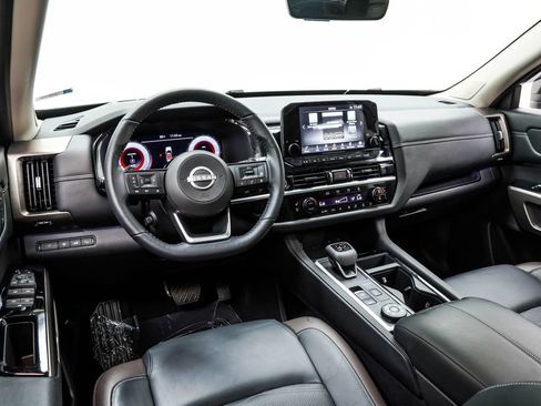 Used 2024 Nissan Pathfinder Platinum w/ Cargo Package AWD/4WD image 4