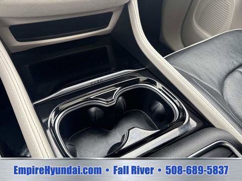Used 2023 Chrysler Pacifica Limited FWD image 26