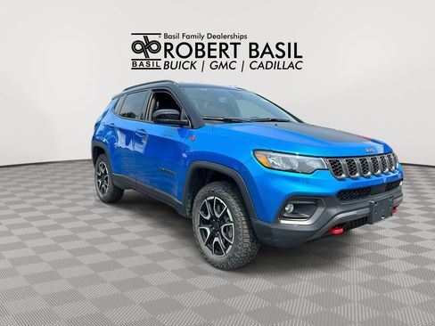 Used 2025 Jeep Compass Trailhawk AWD/4WD image 2