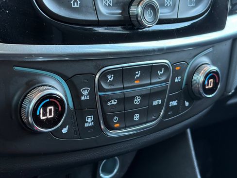 Used 2021 Chevrolet Traverse LT FWD image 22