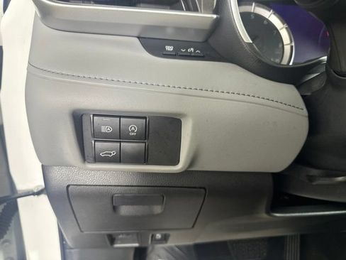 Used 2023 Toyota Highlander XLE AWD/4WD image 12
