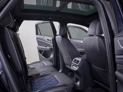 Used 2024 Volkswagen Atlas Cross Sport SEL Premium R-Line image 9