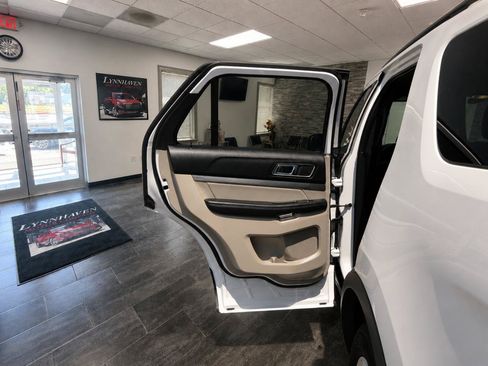 Used 2018 Ford Explorer XLT w/ Equipment Group 202A AWD/4WD image 16