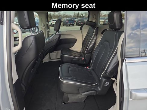 Used 2024 Chrysler Pacifica Limited image 16