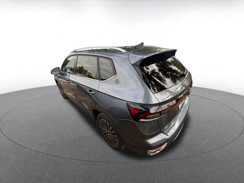 Used 2025 Volkswagen Taos SE image 4