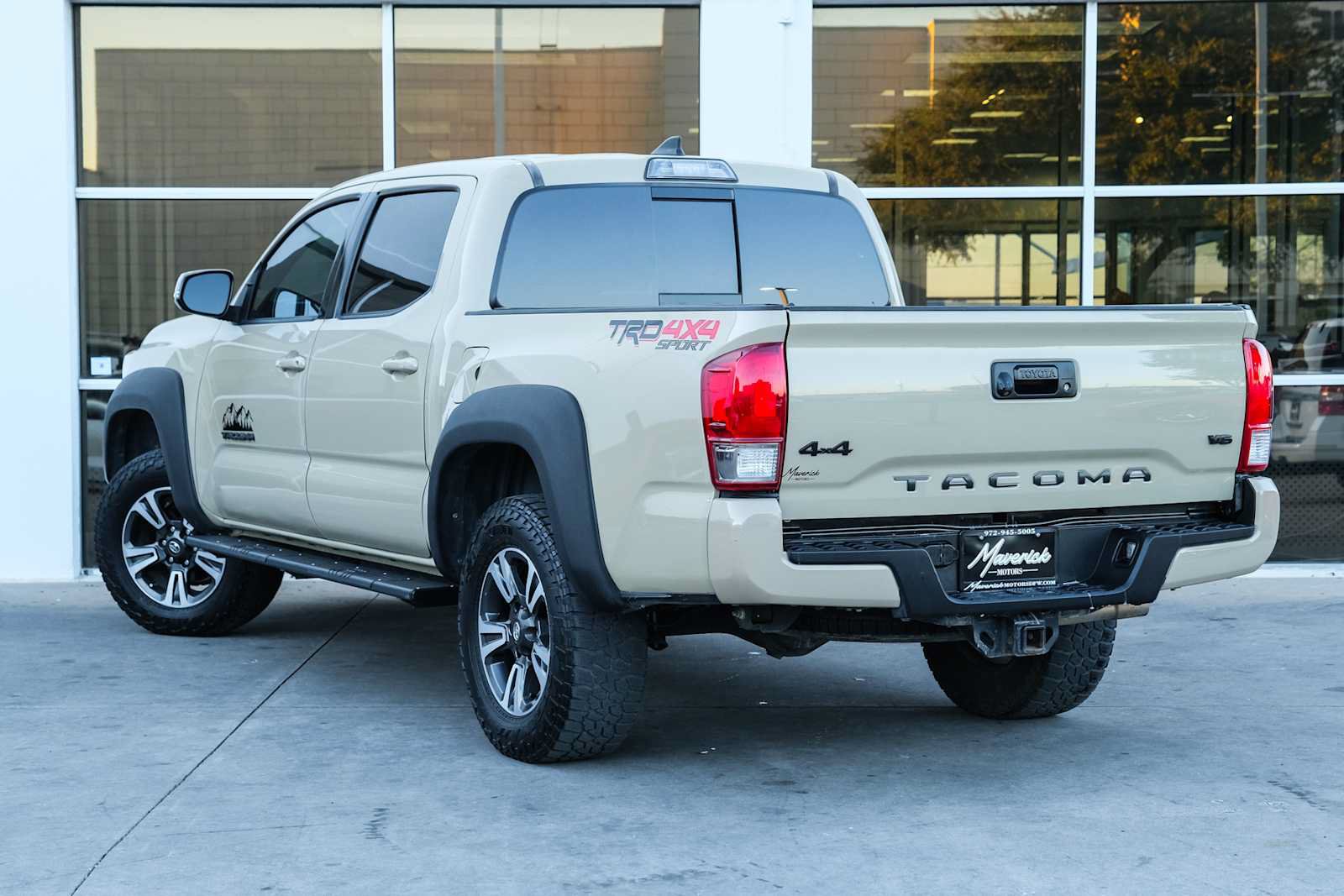Used 2017 Toyota Tacoma TRD Sport w/ Tow Package (A/T) AWD/4WD image 18